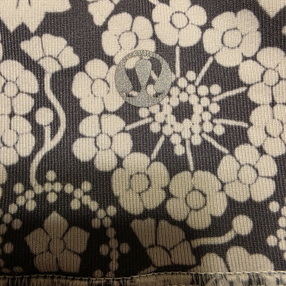 🌸 Lululemon Floral Crop Leggings Size 6 | Grey & White Print - Picture 4 of 10